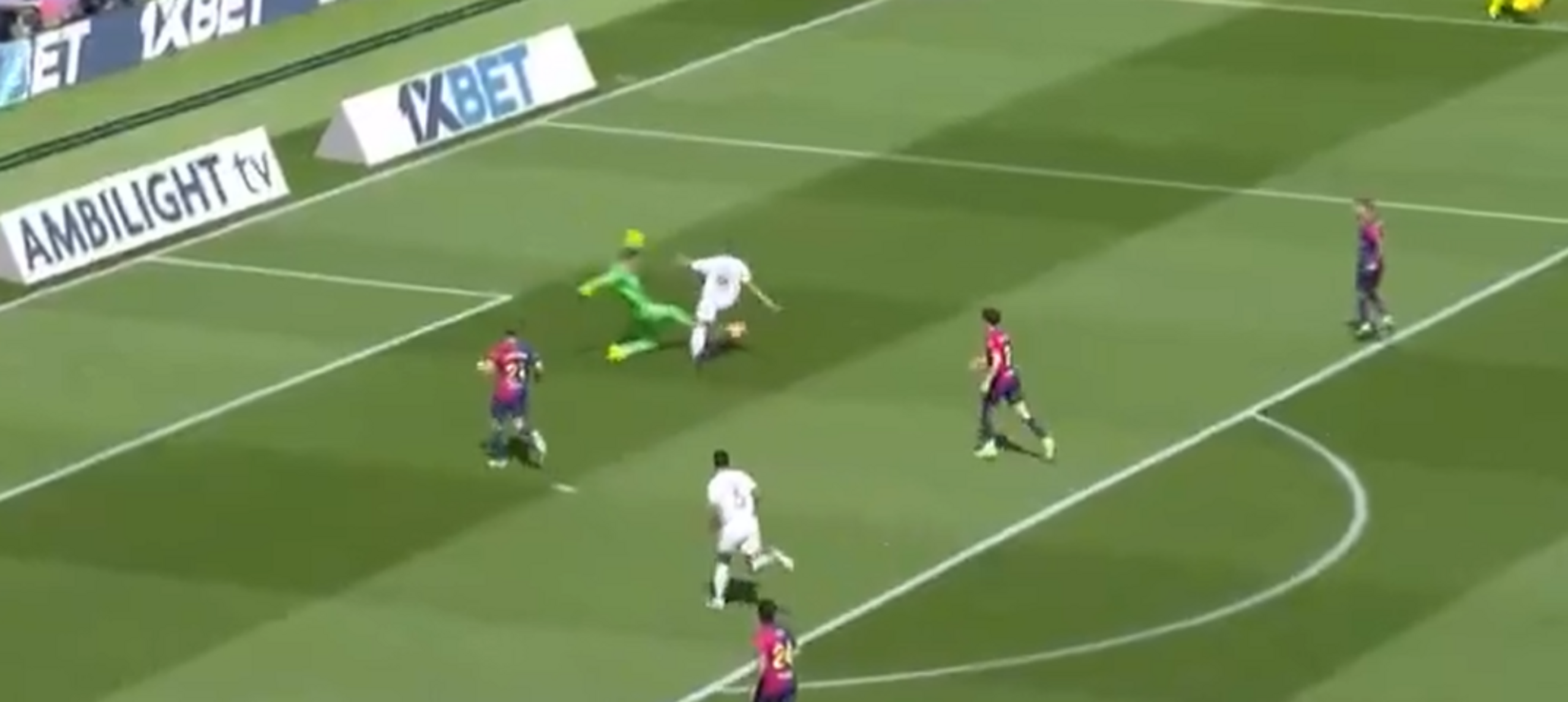 Szczęsny znów sprokurował rzut karny! Fatalna interwencja Polaka [WIDEO]