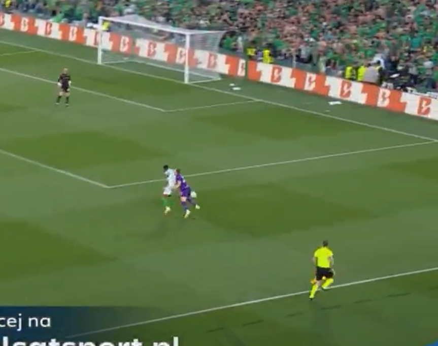 Świetna akcja Bakambu i szczęście Ezzalzouliego. Betis prowadzi z Fiorentiną [WIDEO]
