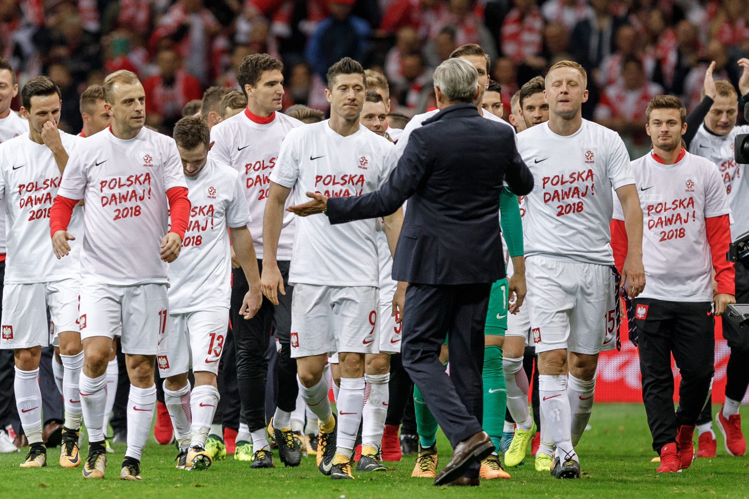 2017.10.08 Warszawa
Pilka Nozna Reprezentacja kwalifikacje mistrzostw swiata Rosja 2018
Polska - Czarnogora
N/z Po meczu Robert Lewandowski Kamil Grosicki Wojciech Szczesny Kamil Glik Adam Nawalka (Trener, Head Coach) druzyna
Foto Tomasz Folta / PressFocus
2017.10.08 Warszawa
Football Representation qualifications
World Championship Russia 2018
Poland - Montenegro
Polska - Czarnogora
Po meczu Robert Lewandowski Kamil Grosicki Wojciech Szczesny Kamil Glik Adam Nawalka (Trener, Head Coach) druzyna
Credit: Tomasz Folta / PressFocus