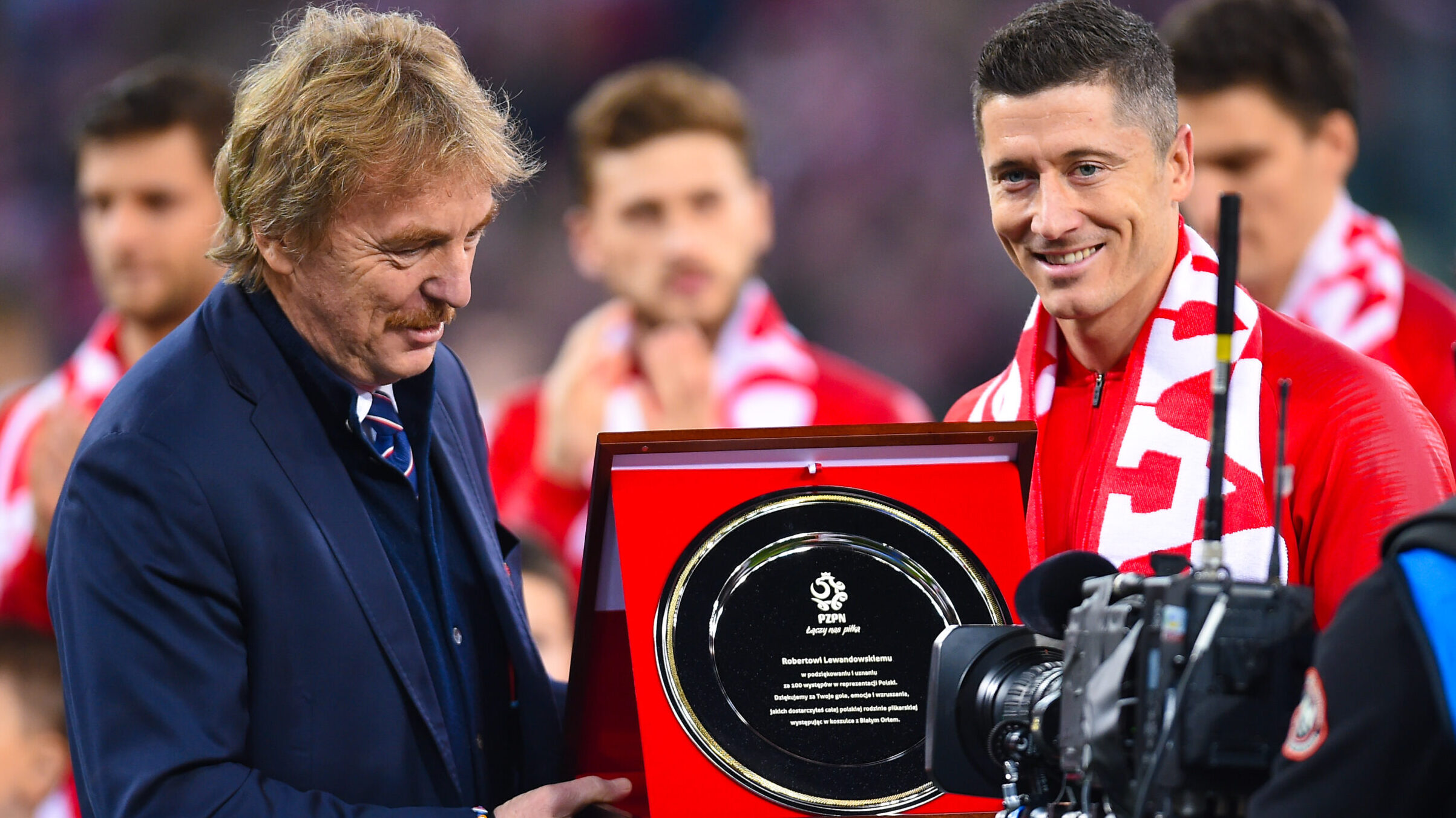2018.11.15 Gdansk
Pilka nozna Reprezentacja Mecz Towarzyski
Polska - Czechy
N/z Zbigniew Boniek Robert Lewandowski nagroda pamietka 100 mecz w reprezentacji Polski
Foto Lukasz Sobala / Press Focus

2018.11.15 Gdansk
Football Friendly Match
Poland - Czech Republic
Zbigniew Boniek Robert Lewandowski nagroda pamietka 100 mecz w reprezentacji Polski
Credit: Lukasz Sobala / Press Focus