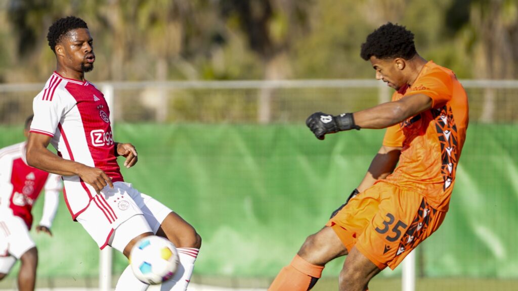Cadiz, 06-01-2024 , Jerez de la Frontera , Dutch Eredivisie, Football season 2023 / 2024. Trainingskamp Ajax , Friendly between Ajax and Hannover’96 , Ajax player Chuba Akpom and Hannover 96 goalkeeper Leon-Oumar Wechsel (Photo by Pro Shots/Sipa USA)
2024.01.06 Cadiz
pilka nozna sparing
Ajax Amsterdam - Hannover 96
Foto Pro Shots/SIPA USA/PressFocus

!!! POLAND ONLY !!!