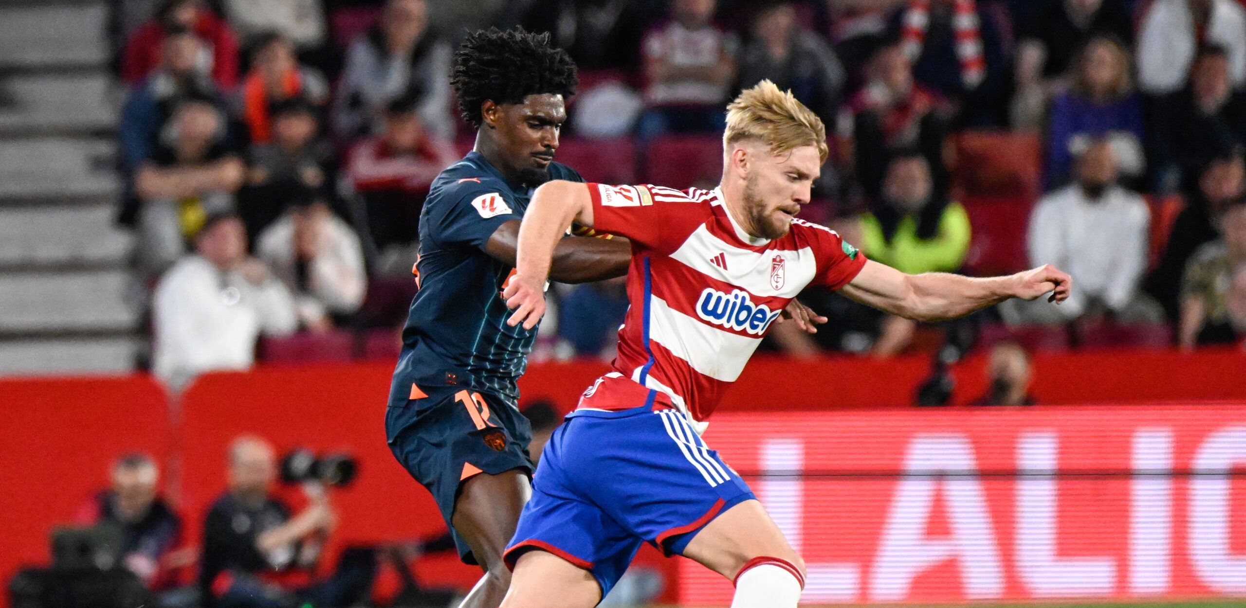 Kamil Jozwiak of Granada CF competes for the ball with Thierry Correia of Valencia CF during the Liga match between Granada CF - Valencia CF at Nuevo Los Carmenes Stadium on April 04, 2024 in Granada, Spain. (Photo by Jose M Baldomero/Pacific Press/Sipa USA)
2024.04.04 Granada
pilka nozna , liga hiszpanska
Granada CF - Valencia CF
Foto Jose M Baldomero/Pacific Press/SIPA USA/PressFocus
!!! POLAND ONLY !!!