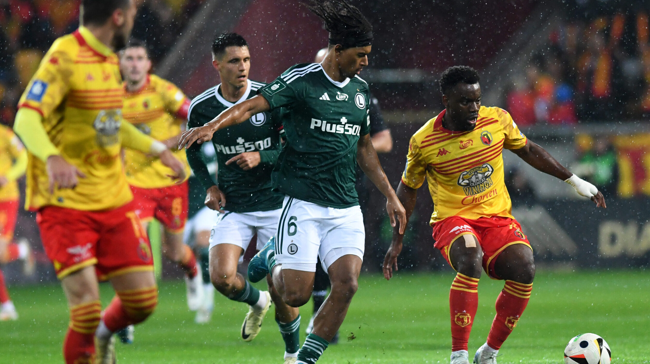 2024.10.06 Bialystok Pilka nozna PKO Ekstraklasa sezon 2024/2025 11 kolejka rozgrywek Jagiellonia Bialystok (zolto-czerwone) - Legia Warszawa N/z (L-P) Bartosz Kapustka Maxi Oyedele Afimico Pululu Foto Michal Kosc / PressFocus 
2024.10.06 Bialystok Football Polish PKO Ekstraklasa season 2024/2025 Jagiellonia Bialystok - Legia Warszawa Credit Michal Kosc / PressFocus