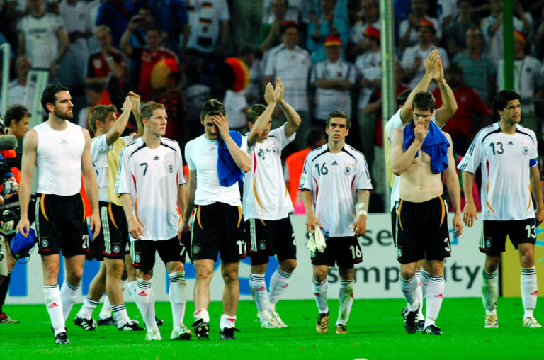 WM 2006: Deutschland - Italien /04.07.2006/ in Dortmund. Abgang der Deut. Spieler nach der Niederlage. V.l: Christoph Metzelder, Bastian Schweinsteiger, Miroslav Klose, Lukas Podolski, Philpp Lahm, Arne Friedrich und Michael Ballack. *** World Cup 2006 Germany Italy 04 07 2006 in Dortmund Departure of the Deut players after the defeat V l Christoph Metzelder, Bastian Schweinsteiger, Miroslav Klose, Lukas Podolski, Philpp Lahm, Arne Friedrich and Michael Ballack HM
2006.07.04
pilka nozna
Lukas Podolski
Foto IMAGO/PressFocus
!!! POLAND ONLY !!!