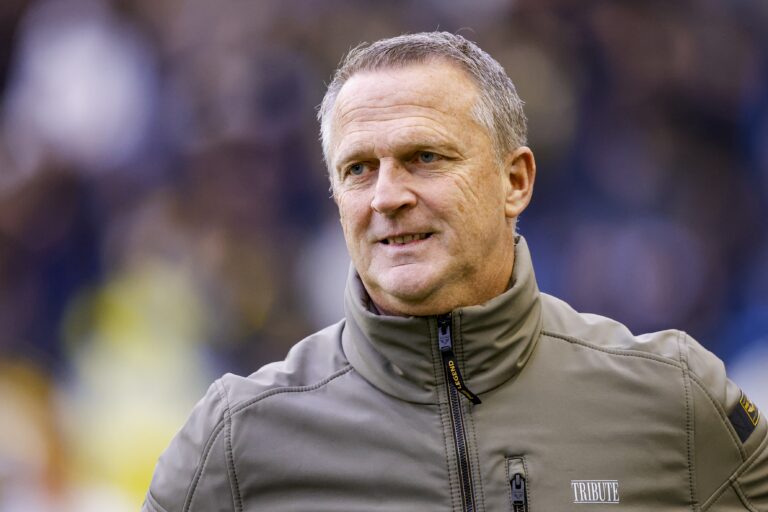 ARNHEM, 02-11-2024 , Stadium GelreDome, football, Keukenkampioen divisie, season 2023 / 2024, Vitesse trainer coach John van den Brom during the match Vitesse - TOP Oss (Photo by Pro Shots/Sipa USA)
2024.11.02 
pilka nozna liga holenderska
Vitesse - TOP Oss
Foto Pro Shots Photo Agency/SIPA USA/PressFocus

!!! POLAND ONLY !!!