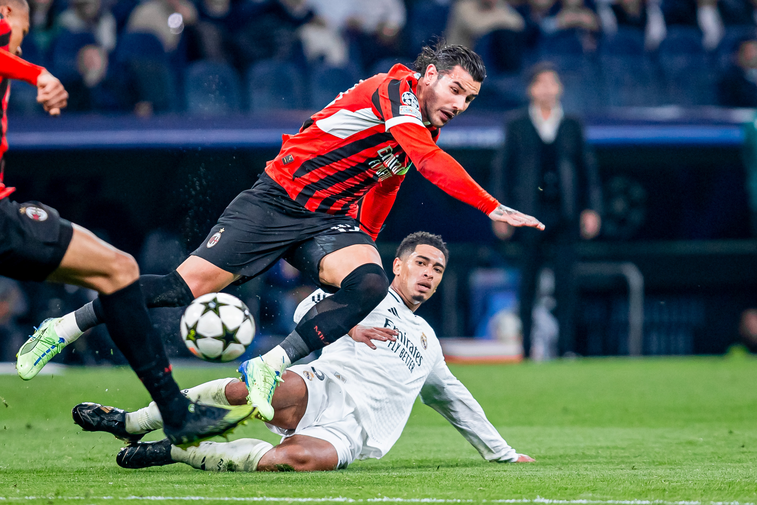 2024.11.05 Madryt
pilka nozna UEFA Liga Mistrzow sezon 2024/2025
Real Madryt - AC Milan
N/z Jude Bellingham Theo Hernandez
Foto Mateusz Porzucek PressFocus
2024.11.05 Madryt
Football - UEFA Champions League season 2024/2025 Madrid Real Madrid Estadio Santiago Bernabéu
Real Madryt - AC Milan
Jude Bellingham Theo Hernandez
Credit: Mateusz Porzucek PressFocus