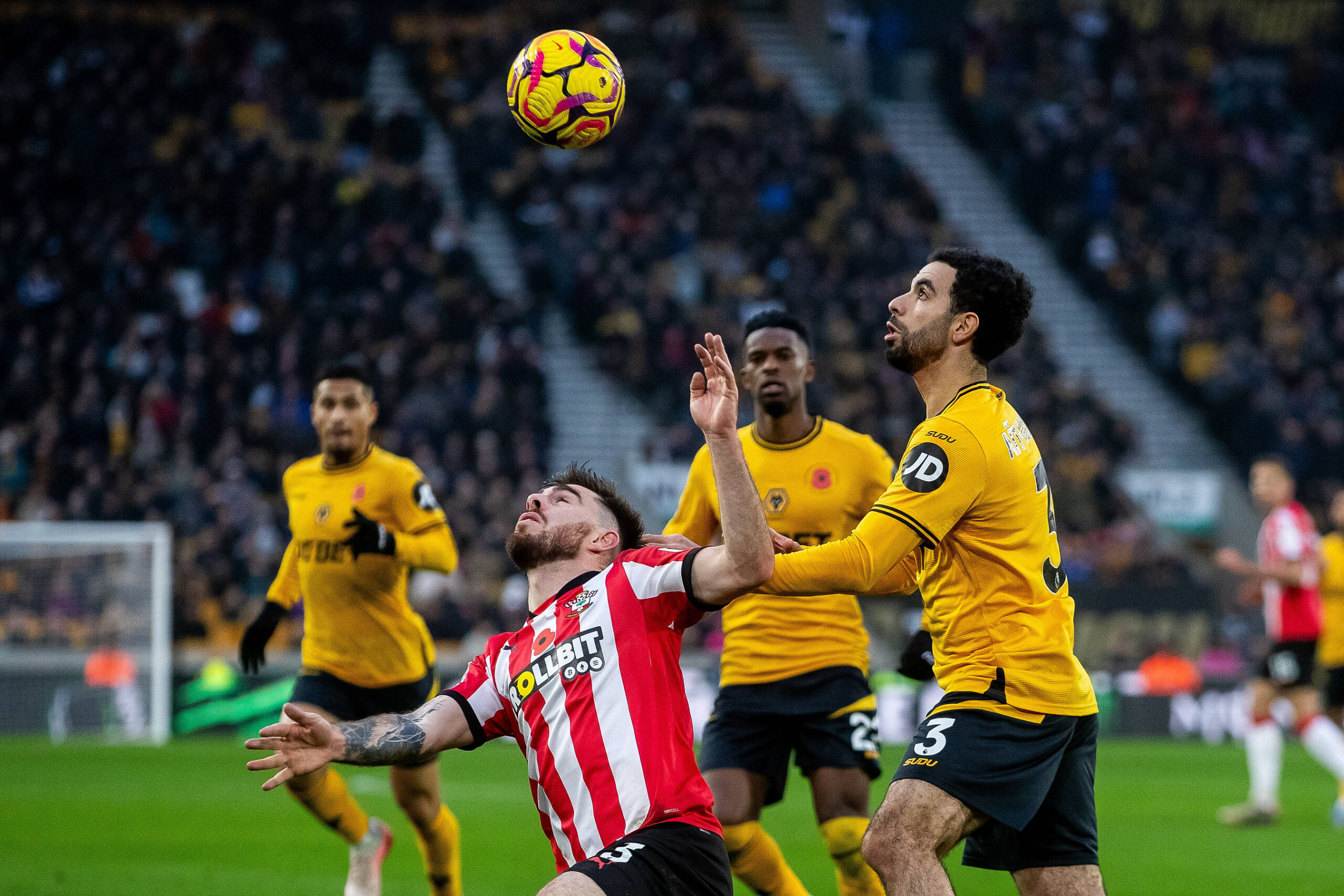 Wolverhampton Wanderers v Southampton Premier League 09/11/2024. Southampton defender Ryan Manning 3 and Wolverhampton Wanderers defender Rayan Ait-Nouri 3 battles for possession during the Premier League match between Wolverhampton Wanderers and Southampton at Molineux, Wolverhampton, England on 9 November 2024. Wolverhampton Molineux West Midlands England Editorianuse only DataCo restrictions apply See www.football-dataco.com , Copyright: xManjitxNarotrax PSI-20812-0032
2024.11.09 
pilka nozna
liga angielska
Foto IMAGO/PressFocus

!!! POLAND ONLY !!!