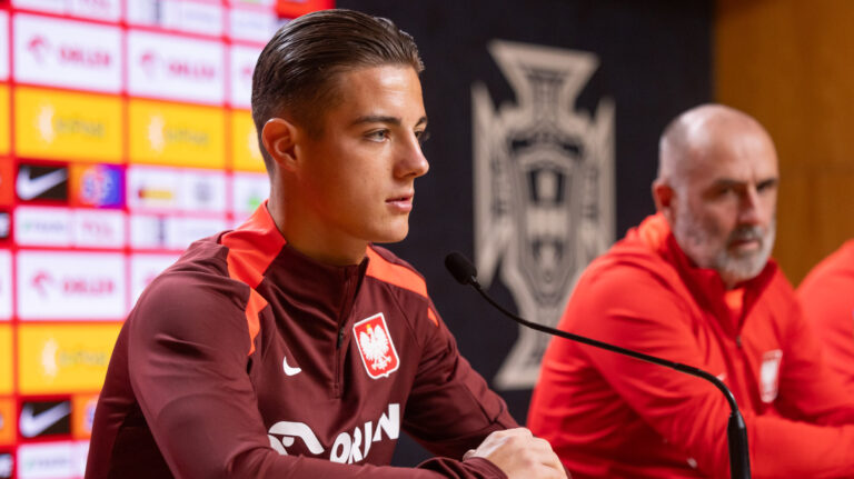 2024.11.14 Porto
pilka nozna UEFA Liga Narodow
Trening i konferencja przed Portugalia - Polska
N/z Kacper Urbanski, trener Michal Probierz
Foto Marcin Karczewski / PressFocus

2024.11.14 Warsaw
Football - UEFA Nations League
Portugal - Poland
Kacper Urbanski, trener Michal Probierz
Credit: Marcin Karczewski / PressFocus