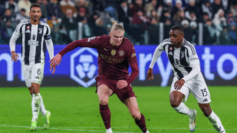 Erling Haaland of Manchester City FC competes for the ball with Pierre Kalulu of Juventus FC during UEFA Champions League 2024/25 League Phase - Matchday6 football match between Juventus FC and Manchester City FC at Allianz Stadium (Photo by Fabrizio Carabelli/IPA Sport / ipa-agency.net/IPA/Sipa USA)
2024.12.11 Turyn
pilka nozna liga mistrzow
Juventus Turyn - Manchester City
Foto Fabrizio Carabelli/IPA Sport/ipa-agency.net/SIPA USA/PressFocus

!!! POLAND ONLY !!!