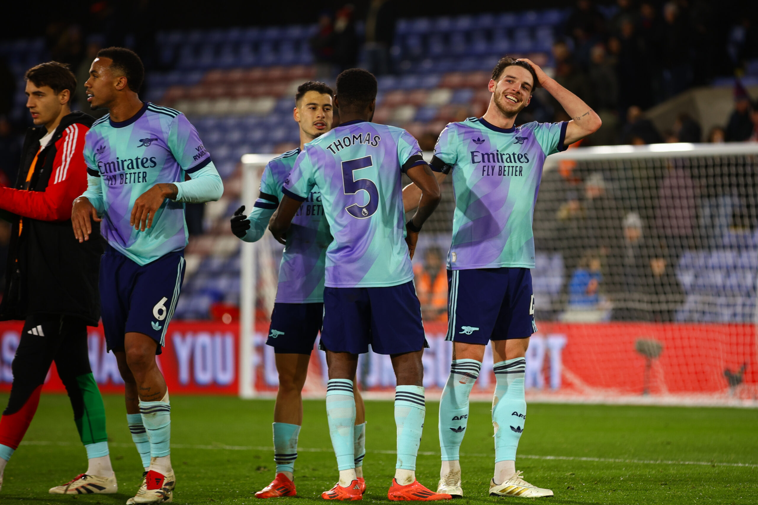 Declan Rice and Thomas Partey of Arsenal celebrate after the Premier League match at Selhurst Park, London
Picture by Chris Myatt/Focus Images Ltd 07447 516853
21/12/2024
2024.12.21 Londyn
pilka nozna Liga Angielska
Crystal Palace - Arsenal Londyn
Foto Chris Myatt/Focus Images/MB Media/PressFocus
!!! POLAND ONLY !!!