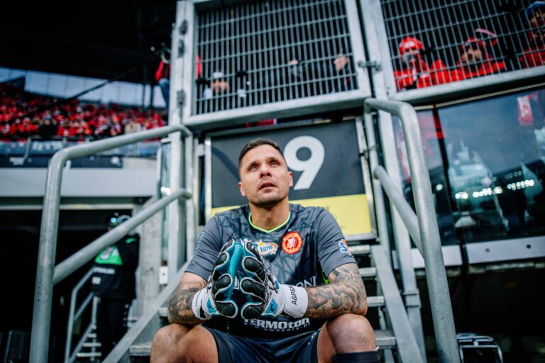 2025.02.15 Wroclaw
Pilka nozna, PKO BP Ekstraklasa, sezon 2024/2025
Slask Wroclaw - Widzew Lodz
N/z widzew lodz rozmowa pilkarzy z kibicamiu po meczu ze slaskiem wroclaw Rafal Gikiewicz prezes Michal Rydz Daniel Mysliwiec
Foto Mateusz Porzucek PressFocus

2025.02.15 Wroclaw
Football, Polish top league - first level, 2024/25 season
Slask Wroclaw - Widzew Lodz
widzew lodz rozmowa pilkarzy z kibicamiu po meczu ze slaskiem wroclaw Rafal Gikiewicz prezes Michal Rydz Daniel Mysliwiec
Credit: Mateusz Porzucek PressFocus