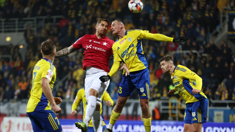 2025.02.28 Gdynia Pilka Nozna Betclic 1 liga sezon 2024/2025 Mecz Arka Gdynia - Wisla Krakow N/z Alan Uryga Oleksandr Azacki Foto Piotr Matusewicz / PressFocus

2025.02.28 Gdynia
Football Polish first division season 2024/2025
Arka Gdynia - Wisla Krakow
Alan Uryga Oleksandr Azacki
Credit: Piotr Matusewicz / PressFocus