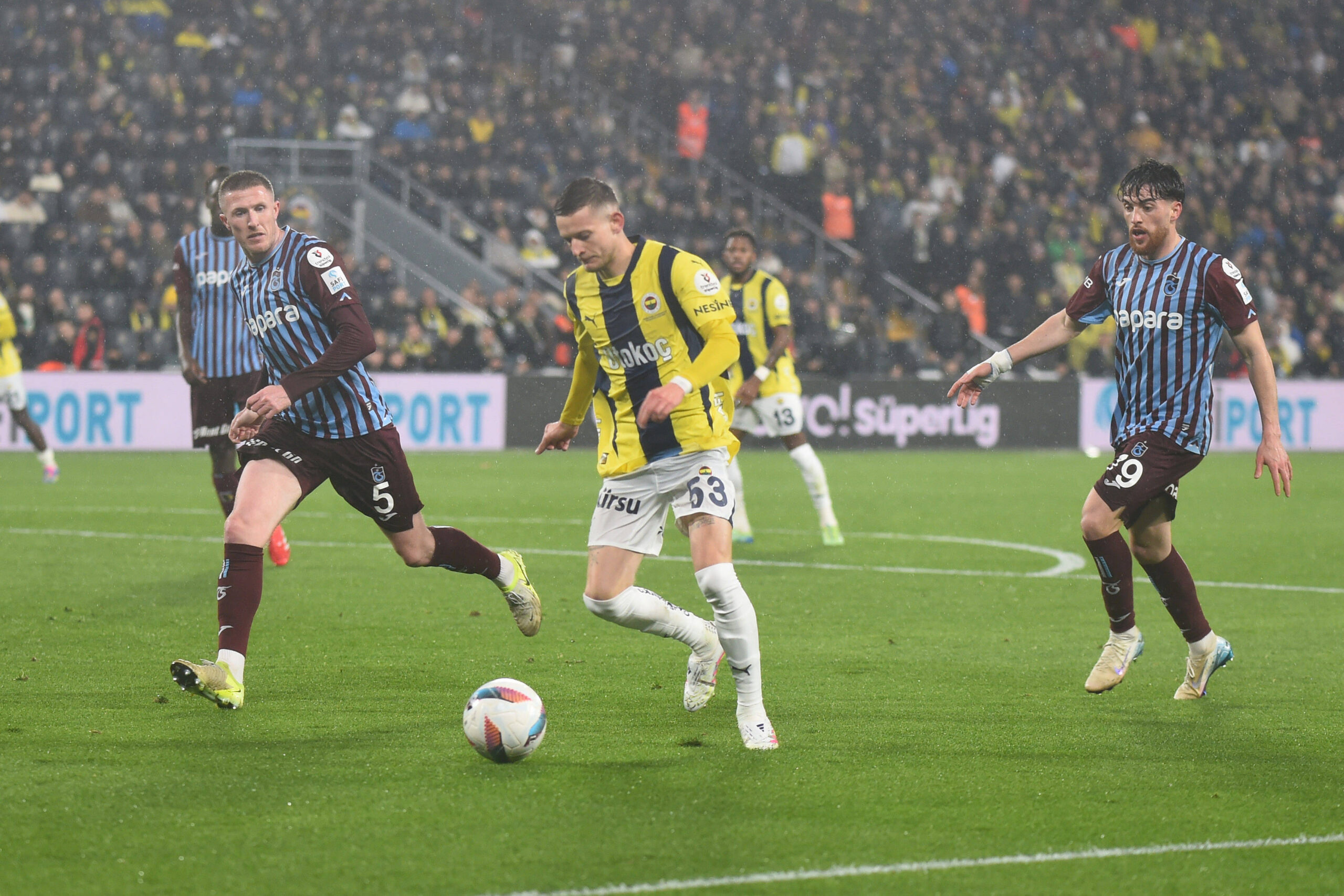 Sebastian Szymanski 53 of Fenerbahce and John Lundstram 5 , Pedro Malheiro 79 of Trabzonspor during the Turkish Super League match between Fenerbahce and Trabzonspor at Ulker Stadium in Istanbul , Turkey on April 06 , 2025.  Photo by Seskimphoto  Fenerbahce v Trabzonspor - Turkish Super League PUBLICATIONxNOTxINxTUR
2025.04.06 Stambul
pilka nozna , liga turecka
Fenerbahce Stambul - Trabzonspor
Foto IMAGO/PressFocus

!!! POLAND ONLY !!!