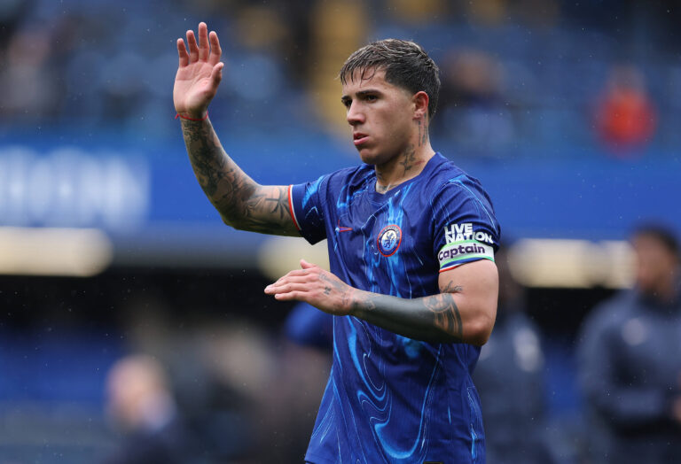 London, England, 13th April 2025. Enzo Fernandez of Chelsea gestures to the fans after the Chelsea vs Ipswich Town Premier League match at Stamford Bridge, London. Picture credit should read: Paul Terry / Sportimage EDITORIAL USE ONLY. No use with unauthorised audio, video, data, fixture lists, club/league logos or live services. Online in-match use limited to 120 images, no video emulation. No use in betting, games or single club/league/player publications. SPI_059_PT_Chelsea_Ipswich SPI-3827-0059
2025.04.13 Londyn
pilka nozna , liga angielska
Chelsea Londyn - Ipswich Town
Foto IMAGO/PressFocus
!!! POLAND ONLY !!!