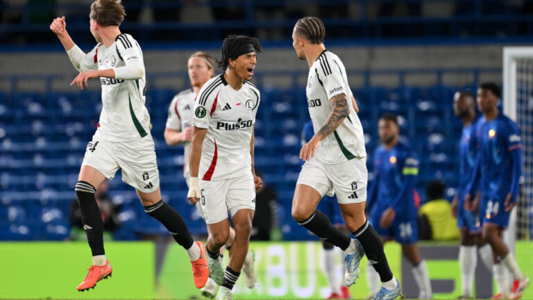 Football - 2024 / 2025 UEFA Conference League - Quarter-Finals - Second Leg - Chelsea vs Legia Warszawa - Stamford Bridge - Thursday 17th April 2025. Legia Warsaw s Steve Kapuadi r celebrates scoring his side s second goal with Maxi Oyedele. COLORSPORT / Ashley Western PUBLICATIONxNOTxINxUK
2025.04.17 Londyn
pilka nozna , Liga Konferencji
Chelsea Londyn - Legia Warszawa
Foto IMAGO/PressFocus

!!! POLAND ONLY !!!