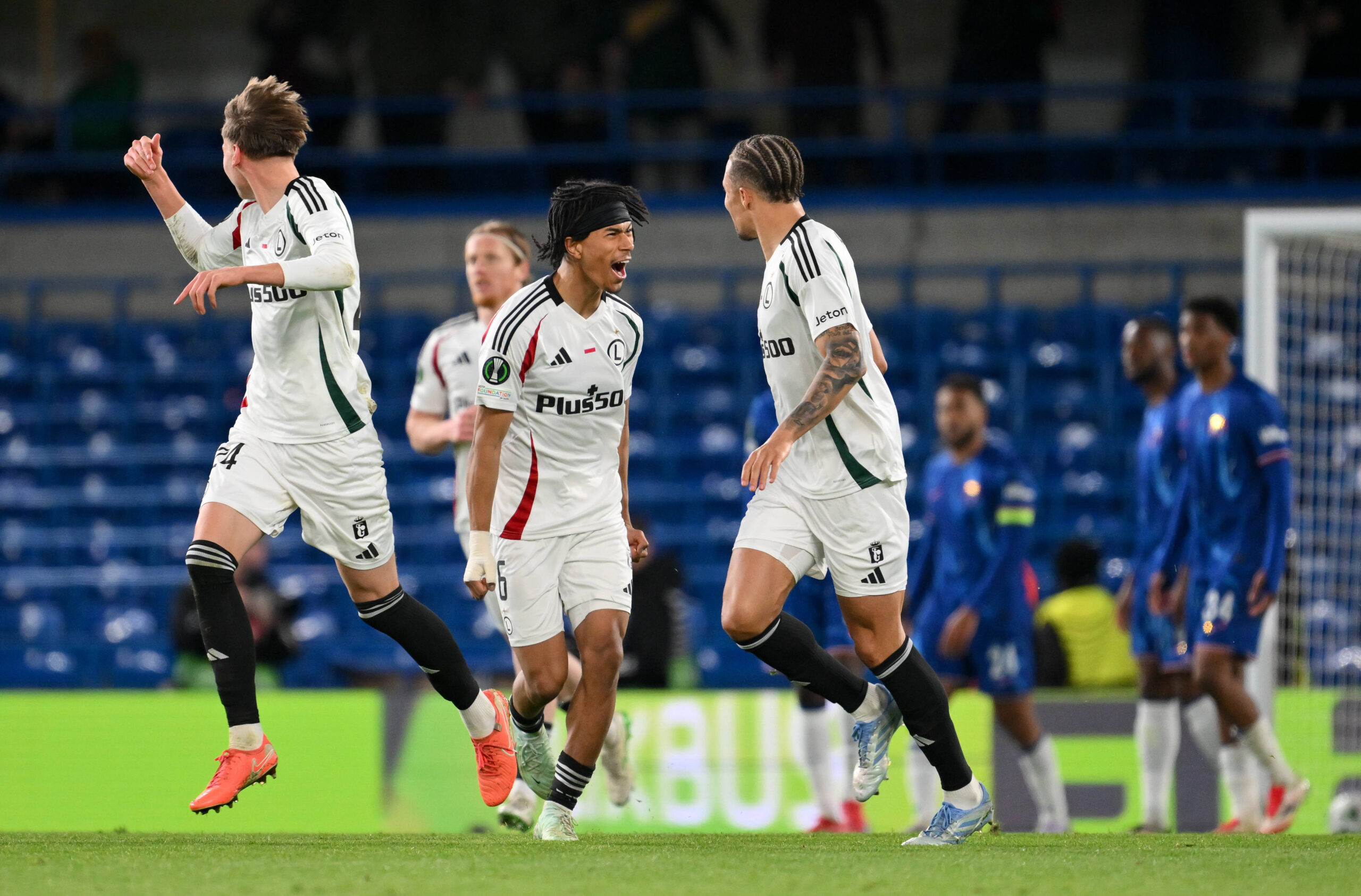 Football - 2024 / 2025 UEFA Conference League - Quarter-Finals - Second Leg - Chelsea vs Legia Warszawa - Stamford Bridge - Thursday 17th April 2025. Legia Warsaw s Steve Kapuadi r celebrates scoring his side s second goal with Maxi Oyedele. COLORSPORT / Ashley Western PUBLICATIONxNOTxINxUK
2025.04.17 Londyn
pilka nozna , Liga Konferencji
Chelsea Londyn - Legia Warszawa
Foto IMAGO/PressFocus

!!! POLAND ONLY !!!