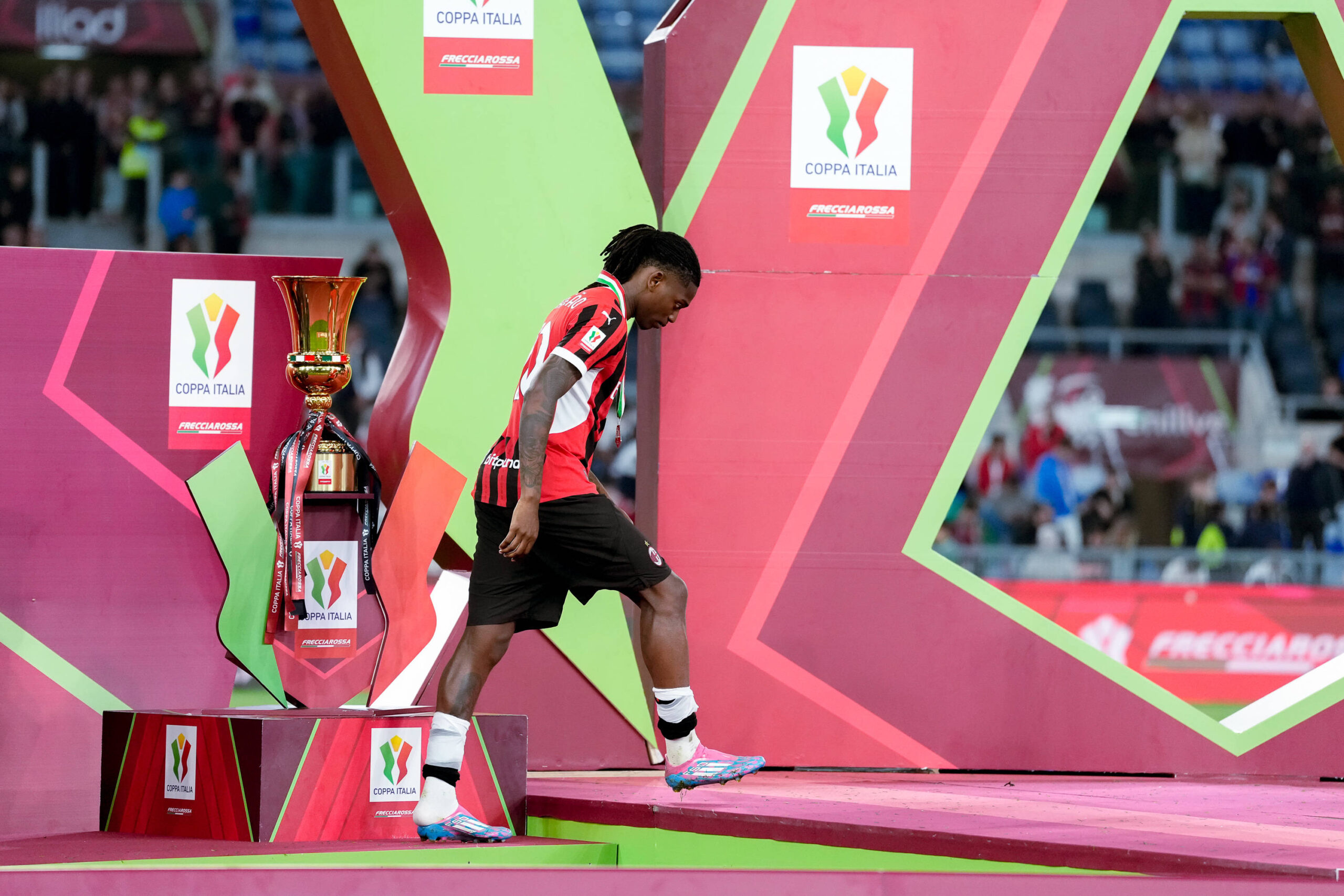 AC Milan v Bologna FC - Coppa Italia Final Rafael Leao of AC Milan passes near the trophy at the end of the Coppa Italia Frecciarossa Final match between AC Milan and Bologna FC at Stadio Olimpico on May 14, 2025 in Rome, Italy. Rome Stadio Olimpico Lazio Italy Copyright: xGiuseppexMaffiax CoppaItaliaFinal_Milan-Bologna_140525_DSC5231
2025.05.14 Rzym
pilka nozna , Puchar Wloch
AC Milan - Bologna FC
Foto IMAGO/PressFocus
!!! POLAND ONLY !!!