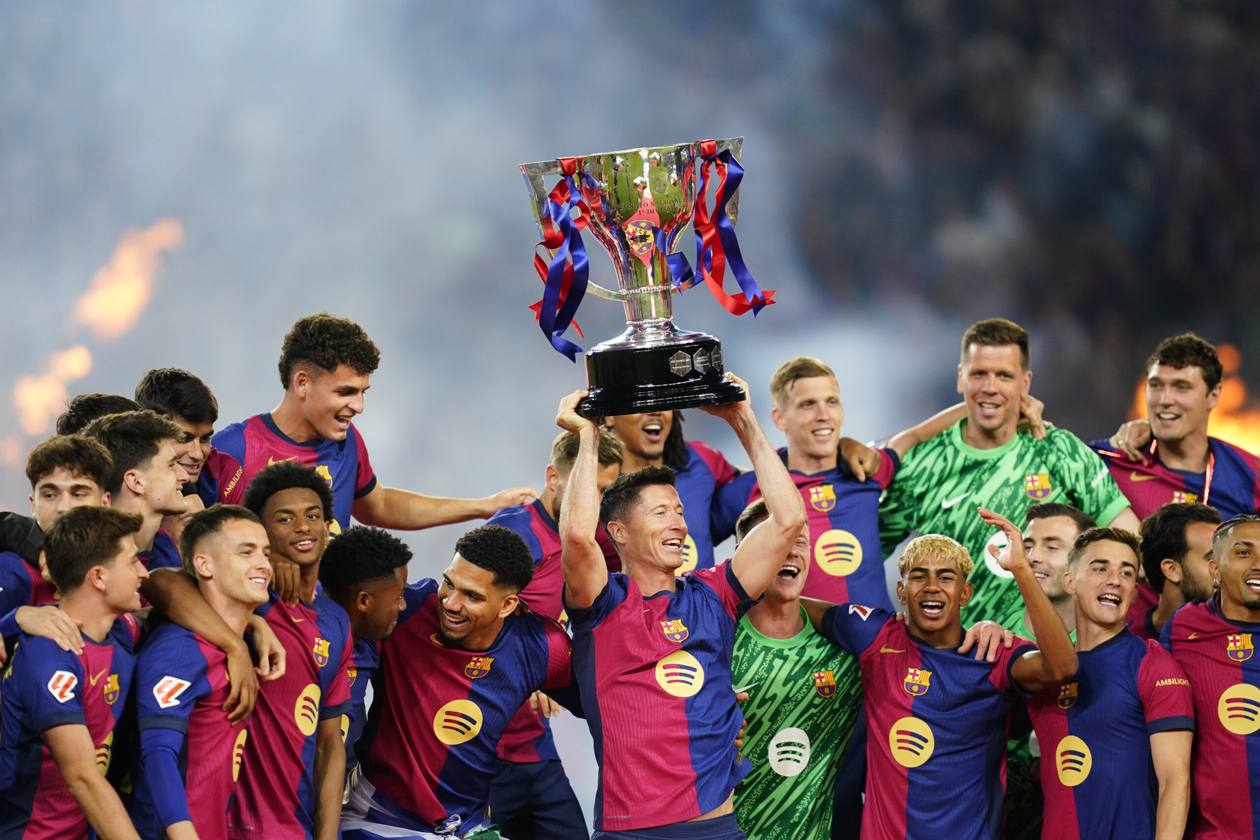 Robert Lewandowski of FC Barcelona with the trophy during the La Liga EA Sports match between FC Barcelona and Villarreal CF played at Lluis Companys Stadium on 18 May 2025 in Barcelona, Spain. (Photo by Sergio Ruiz / Imago)  (Photo by pressinphoto/Sipa USA)
2025.05.18 Barcelona
pilka nozna liga hiszpanska
FC Barcelona - Villarreal CF
Foto PRESSINPHOTO/SIPA USA/PressFocus

!!! POLAND ONLY !!!