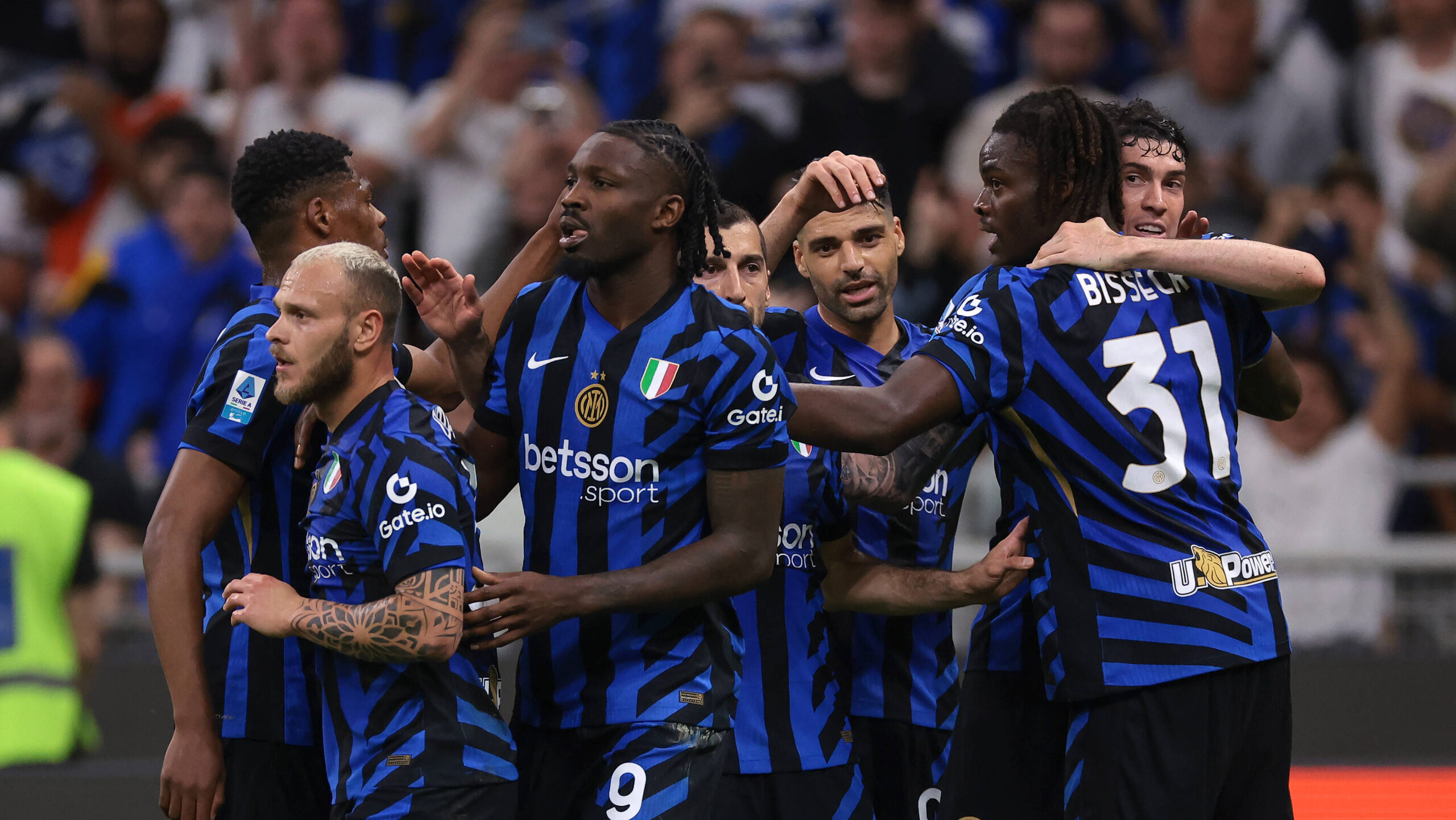 Milan, Italy, 18th May 2025. Yann Bisseck of FC Internazionale celebrates with team mates after scoring to give the side a 1-0 lead during the Internazionale vs SS Lazio Serie A match at Giuseppe Meazza, Milan. Picture credit should read: Jonathan Moscrop / Sportimage EDITORIAL USE ONLY. No use with unauthorised audio, video, data, fixture lists, club/league logos or live services. Online in-match use limited to 120 images, no video emulation. No use in betting, games or single club/league/player publications. SPI_111_JM_INTER_LAZIO_ SPI-3935-0111
2025.05.18 Mediolan
pilka nozna , liga wloska
Inter Mediolan - SS Lazio Rzym
Foto IMAGO/PressFocus

!!! POLAND ONLY !!!