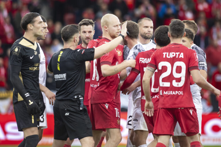 2025.05.19 Lodz Pilka Nozna PKO BP Ekstraklasa Sezon 2024/2025 Widzew Lodz - Puszcza Niepolomice Nz Peter Therkildsen Lubomir Tupta Kewin Komar Foto Dawid Figura / PressFocus

2025.05.19 Lodz Football Polish League PKO BP Ekstraklasa Season 2024/2025 Widzew Lodz - Puszcza Niepolomice Peter Therkildsen Lubomir Tupta Kewin Komar Credit: Dawid Figura / PressFocus