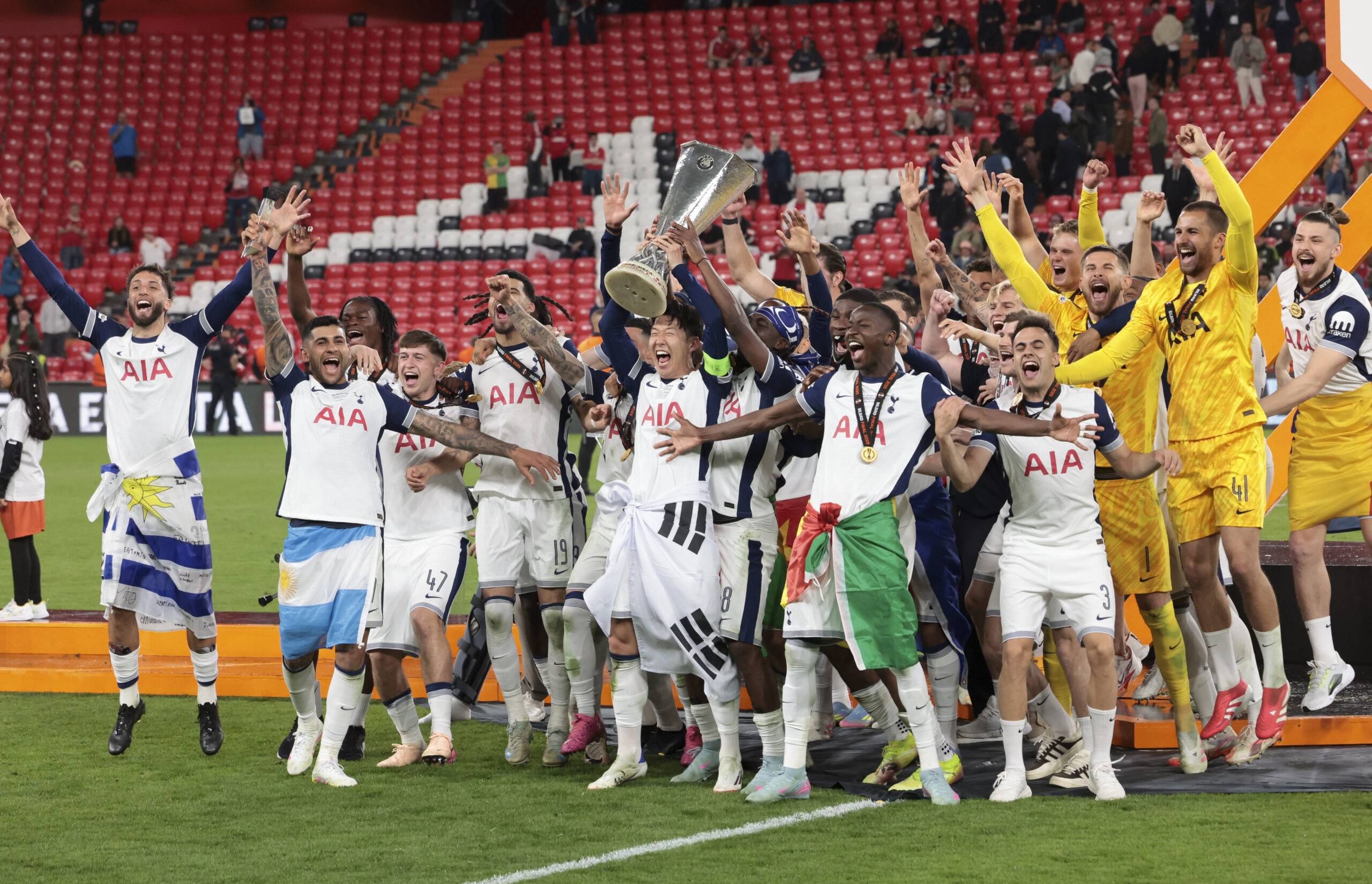 Captain of Tottenham Heung-Min Son and teammates celebrate the victory during the trophy ceremony following the UEFA Europa League Final football match between Tottenham Hotspur and Manchester United on May 21, 2025 at San Mames Stadium in Bilbao, Spain (Photo by /Sipa USA)
2025.05.22 Bilbao
pilka nozna liga Europy
Tottenham Hotspur - Manchester United 
Foto IPA/SIPA USA/PressFocus

!!! POLAND ONLY !!!