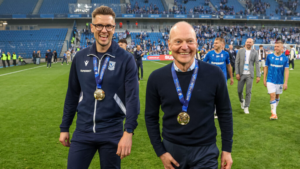 2025.05.24 Poznan
Pilka nozna Ekstraklasa sezon 2024/2025
Lech Poznan - Piast Gliwice
N/z Trener Lecha Niels Frederiksen  Sindre Tjelmeland puchar podium dekoracja radosc
Foto Pawel Jaskolka / PressFocus

2025.05.24 Poznan
Football Polish Ekstraklasa season 2024/2025
Lech Poznan - Piast Gliwice
Credit: Pawel Jaskolka / PressFocus