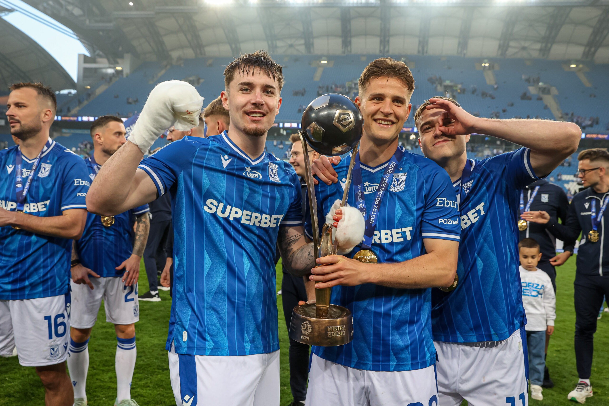 2025.05.24 Poznan
Pilka nozna Ekstraklasa sezon 2024/2025
Lech Poznan - Piast Gliwice
N/z Patrik Walemark Rasmus Carstensen Daniel Hakans puchar podium dekoracja radosc
Foto Pawel Jaskolka / PressFocus
2025.05.24 Poznan
Football Polish Ekstraklasa season 2024/2025
Lech Poznan - Piast Gliwice
Credit: Pawel Jaskolka / PressFocus