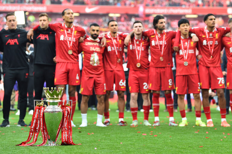 Liverpool, England, 25th May 2025. Liverpool form a line up behind the Premier League Trophy during the Liverpool vs Crystal Palace Premier League match at Anfield, Liverpool. Picture credit should read: Sportimage EDITORIAL USE ONLY. No use with unauthorised audio, video, data, fixture lists, club/league logos or live services. Online in-match use limited to 120 images, no video emulation. No use in betting, games or single club/league/player publications. SPI_062_Liverpool_Palace SPI-3960-0145
2025.05.25 Liverpool
pilka nozna , liga angielska
FC Liverpool - Crystal Palace
Foto IMAGO/PressFocus

!!! POLAND ONLY !!!