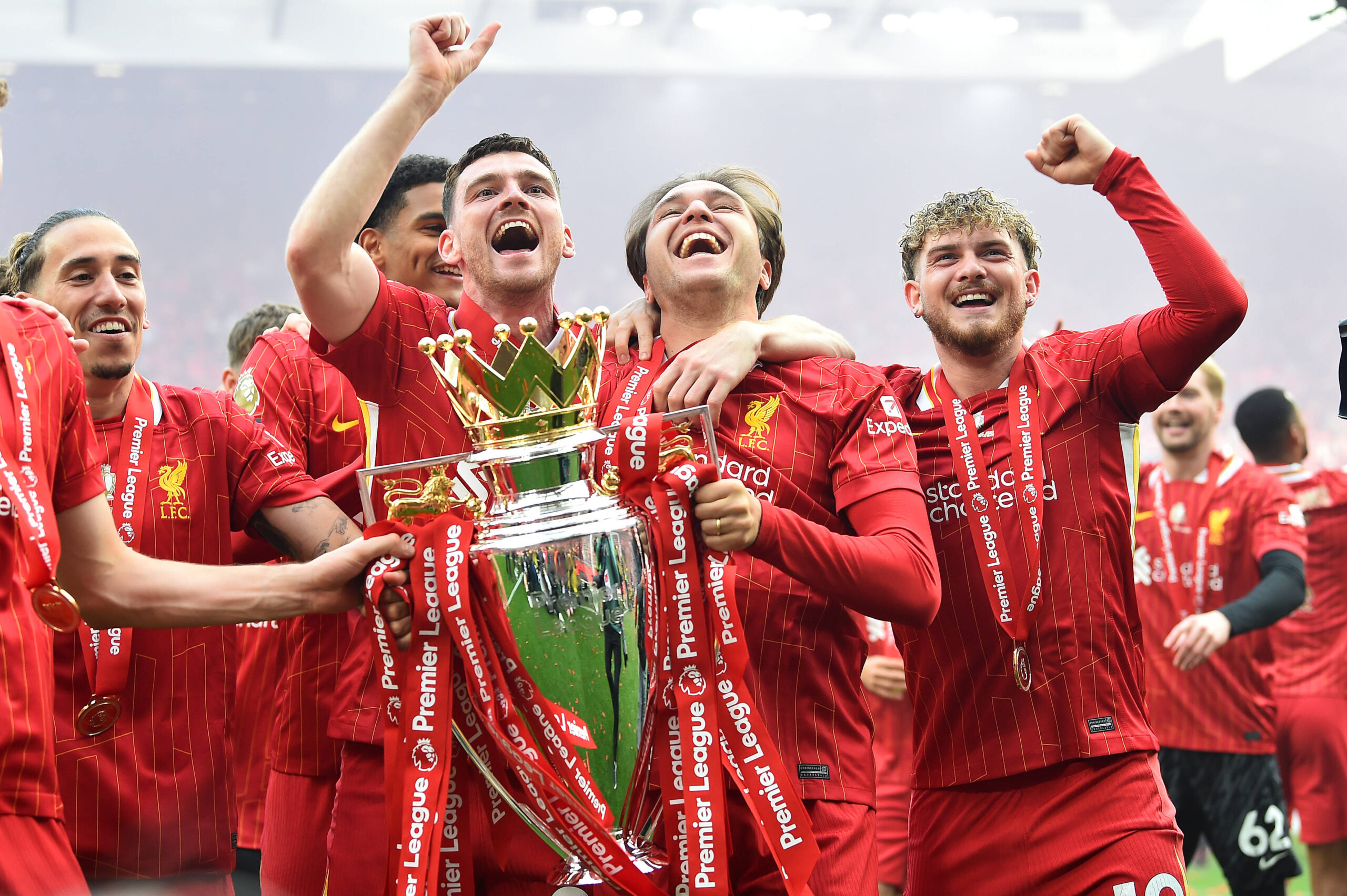 Liverpool, England, 25th May 2025. Andrew Robertson of Liverpool and Federico Chiesa of Liverpool pose with the Premier League trophy during the Liverpool vs Crystal Palace Premier League match at Anfield, Liverpool. Picture credit should read: Sportimage EDITORIAL USE ONLY. No use with unauthorised audio, video, data, fixture lists, club/league logos or live services. Online in-match use limited to 120 images, no video emulation. No use in betting, games or single club/league/player publications. SPI_038_Liverpool_Palace SPI-3960-0121
2025.05.25 Liverpool
pilka nozna , liga angielska
FC Liverpool - Crystal Palace
Foto IMAGO/PressFocus
!!! POLAND ONLY !!!