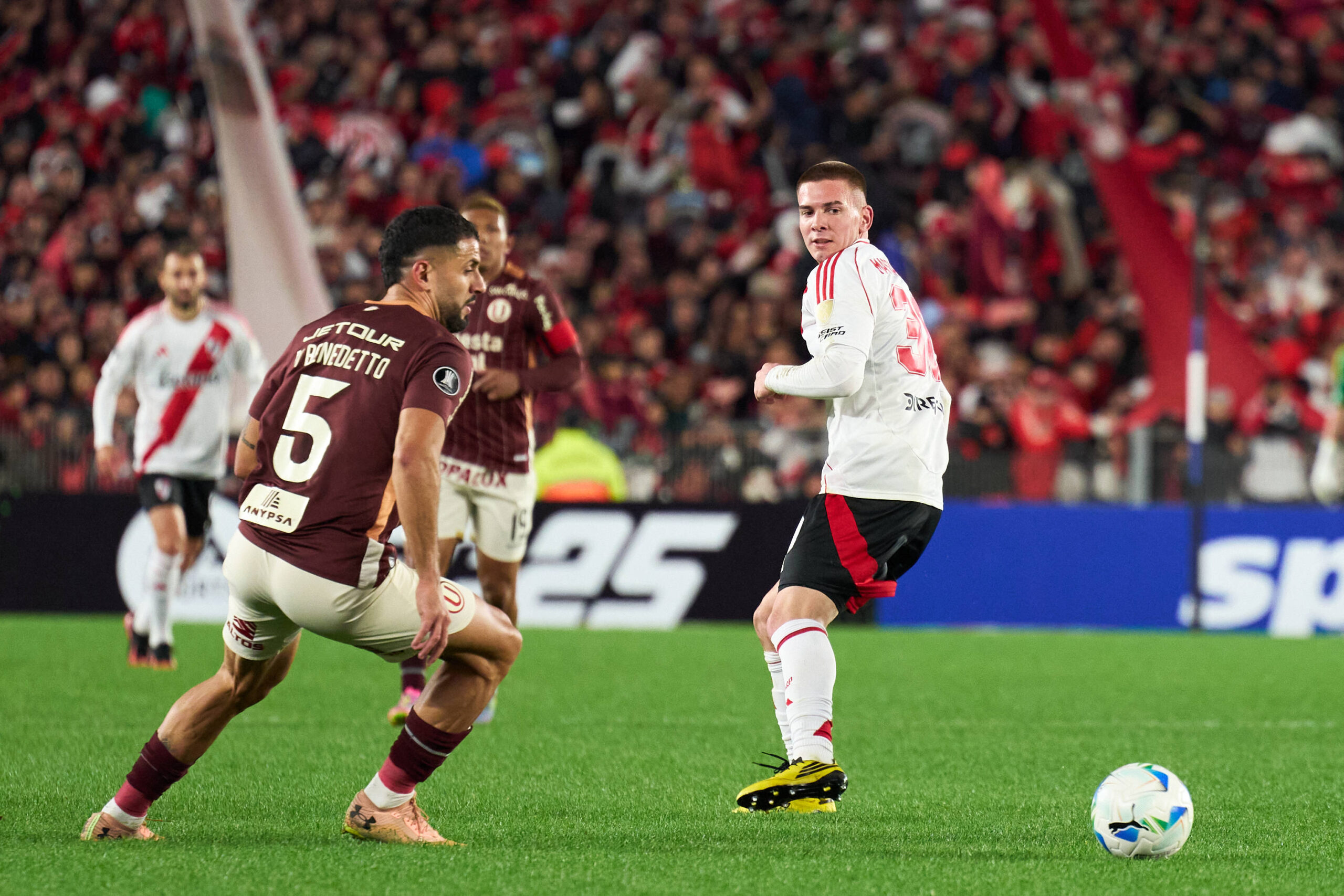 Franco Mastantuono 30 of River Plate looks back towards the ball during a Copa Libertadores 2025 match between River Plate and Club Universitario de Deportes at Estadio Monumental on May 27, 2025 in Buenos Aires, Argentina Photo by Camilla Stolen, Imago Buenos Aires Argentina Copyright: xCamillaxStolenx L1017827
2025.05.27 Buenos Aires
pilka nozna , Copa Libertadores
River Plate - Universitario de Deportes
Foto IMAGO/PressFocus

!!! POLAND ONLY !!!