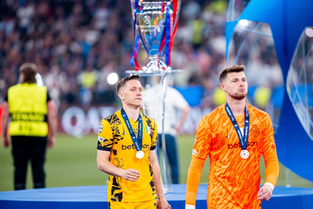 2025.06.01 Monachium
2024/2025 UEFA Final Ligi Mistrzow 
Allianz Arena Monachium
PSG - Inter Mediolan
N/z Piotr Zielinski odbierajacy medal with medal and trophy uefa champions league
Foto Mateusz Porzucek PressFocus

2025.06.01 Monachium
UEFA Champions League Final
Allianz Arena stadium
Munich
Paris Saint Germain - 
FC Internazionale Milano
PSG - Inter Mediolan
Piotr Zielinski odbierajacy medal with medal and trophy uefa champions league
Credit: Mateusz Porzucek PressFocus