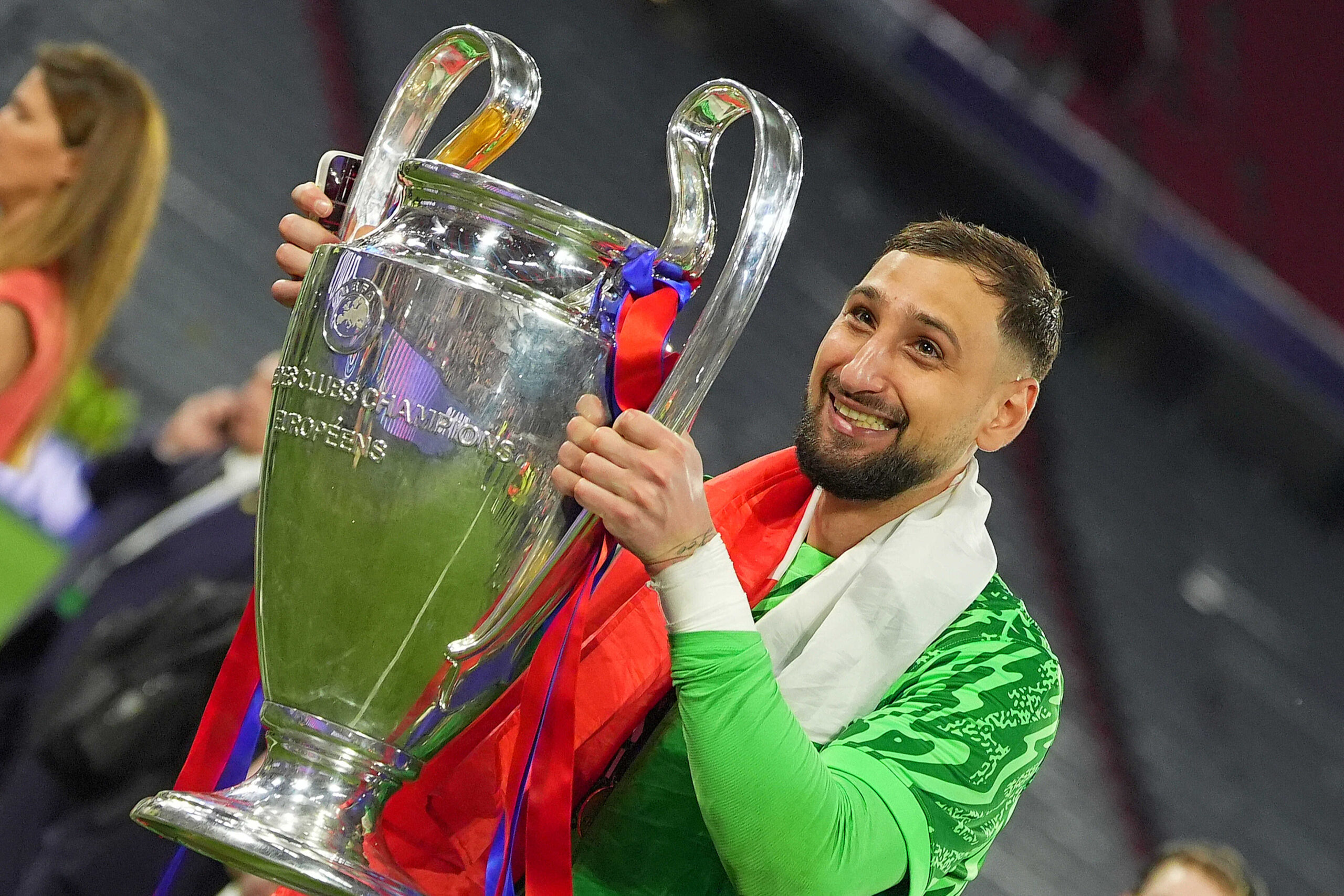 PSG&#039;s goalkeeper Gianluigi Donnarumma shows the trophy after  the Uefa Champions League Final soccer match between Paris Saint Germain and FC Inter  at Allianz Arena  in Munich , Germany -  Saturday May 31, 2025 . Sport - Soccer (Photo by Spada/LaPresse) (Photo by Spada/LaPresse/Sipa USA)
2025.05.31 Monachium
pilka nozna liga mistrzow
PSG - Inter Mediolan
Foto LaPresse/SIPA USA/PressFocus

!!! POLAND ONLY !!!