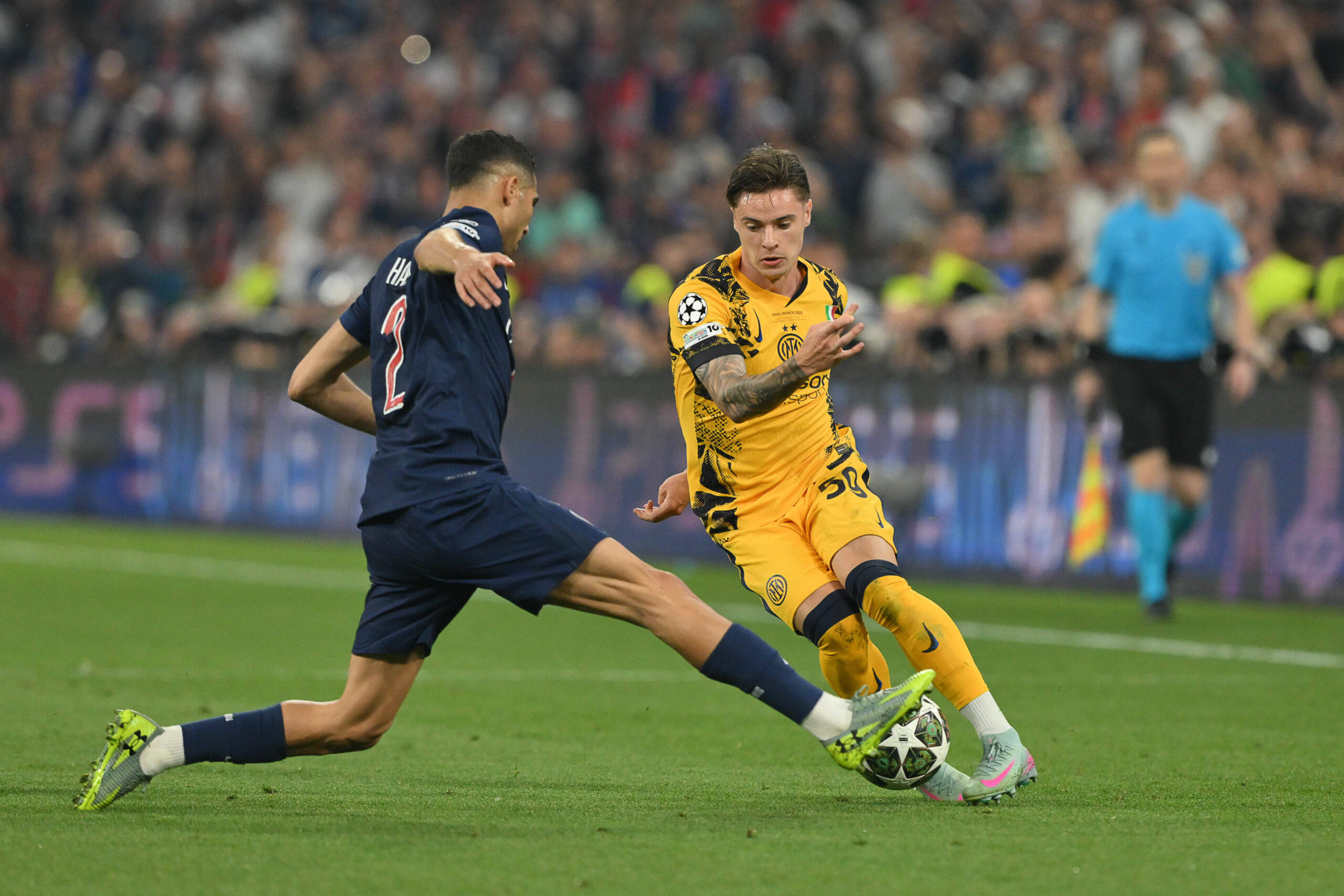 Nicola Zalewski of FC Internazionale Milan under pressure from Achraf Hakimi of Paris Football Club during the match of Uefa Champions League Final between Paris and Inter at the Munich Football Arena on May 31, 2025 in Rome, Italy.  during  Final - Paris Saint-Germain FC vs Inter - Internazionale, UEFA Champions League football match in Munich, Germany, May 31 2025-/ ipa-agency.net - //IPAPRESSITALY_IPA_Agency_IPA58471621/Credit:/IPA/SIPA/2506010723

01.06.2025 Munich
pilka nozna liga mistrzow
Paris Saint-Germain - Inter Mediolan
Foto /IPA/SIPA / Sipa / PressFocus 
POLAND ONLY!!