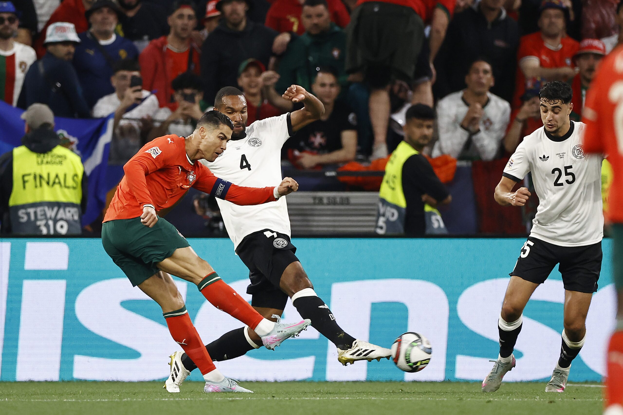 6/4/2025 - MUNCHEN - (l-r) Cristiano Ronaldo of Portugal, Jonathan Tah of Germany, Aleksandar Pavlovic of Germany during the UEFA Nations League semifinal match Germany v. Portugal at the Munich Football Arena on June 4, 2025 in Munich, Germany. ANP | Hollandse Hoogte | MAURICE VAN STEEN /ANP/Sipa USA
2025.06.04 Monachium
pilka nozna Liga Narodow
Niemcy - Portugalia
Foto ANP/SIPA USA/PressFocus
!!! POLAND ONLY !!!