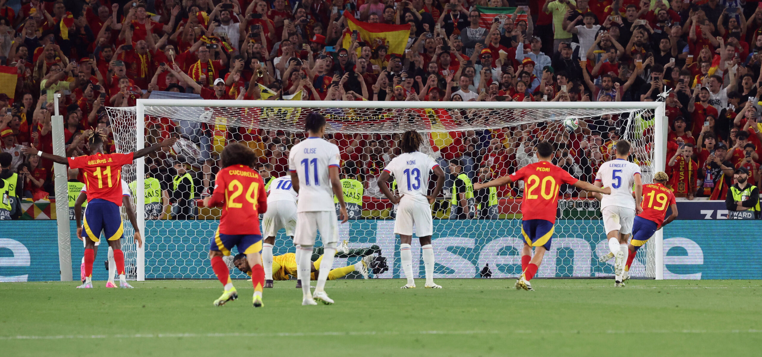 05.06.25 Spanien - Frankreich Deutschland, Stuttgart, 05.06.2025, Fussball, UEFA Nations League Halbfinale in Stuttgart, Spanien - Frankreich 5:4: v.l. Mike Maignan Frankreich, Lamine Yamal Spanien Tor Elfmeter 3:0 Yamal. *** 05 06 25 Spain France Germany, Stuttgart, 05 06 2025, Football, UEFA Nations League semi-final in Stuttgart, Spain France 5 4 v l Mike Maignan France , Lamine Yamal Spain Goal Penalty 3 0 Yamal
2025.06.05 Stuttgart
pilka nozna , liga narodow
Hiszpania - Francja
Foto IMAGO/PressFocus
!!! POLAND ONLY !!!