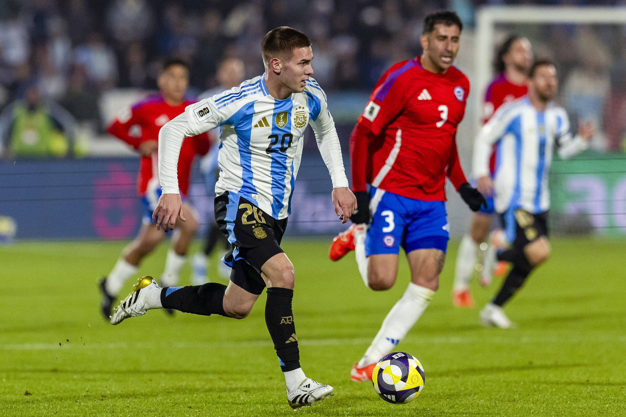 Santiago, Chile - June 05: Franco Mastantuono of Argentina runs with the ball during the FIFA World Cup, WM, Weltmeisterschaft, Fussball 2026 Qualifier match between Chile and Argentina at Estadio Nacional Julio Martinez Pradanos on June 05, 2025 in Santiago, Chile. Photo by Cristian Soto Quiroz/Eurasia Images Santiago Estadio Nacional Julio Martinez Pradanos Chile *** Santiago, Chile June 05 Franco Mastantuono of Argentina runs with the ball during the FIFA World Cup 2026 Qualifier match between Chile and Argentina at Estadio Nacional Julio Martinez Pradanos on June 05, 2025 in Santiago, Chile Photo by Cristian Soto Quiroz Eurasia Sport Images Santiago Estadio Nacional Julio Martinez Pradanos Chile Copyright: x x2025xEurasiaxSportxImagesx jp-en-EuSpIm-MF5_CSQ_Chile_Argentina_05Jun2025_CL177
2025.06.05 Santiago
pilka nozna  , eliminacje , kwalifikacje do Mistrzostw Swiata 2026
Chile - Argentyna
Foto IMAGO/PressFocus

!!! POLAND ONLY !!!