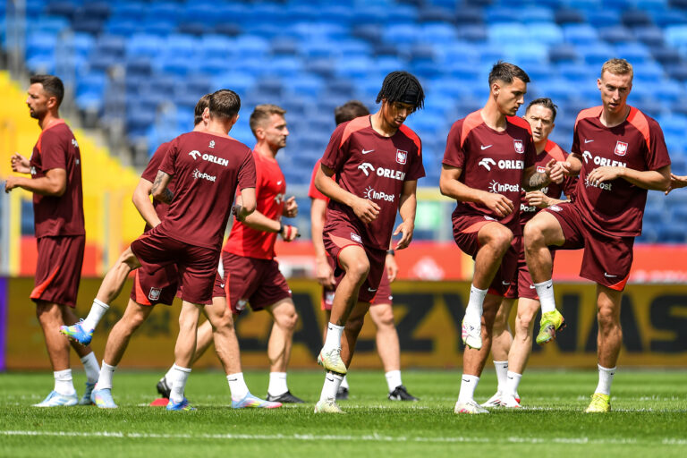 2025.06.05 Chorzow
Pilka nozna Reprezentacja Polski
Konferencja prasowa i trening Reprezentacji Polski przed meczem towarzyskim z Moldawia
N/z Maxi Oyedele Jakub Moder Piotr Zielinski Adam Buksa
Foto Mateusz Sobczak / PressFocus

2025.06.05 Chorzow
Football Polish National Football Team - press conference and training
Maxi Oyedele Jakub Moder Piotr Zielinski Adam Buksa
Credit: Mateusz Sobczak / PressFocus