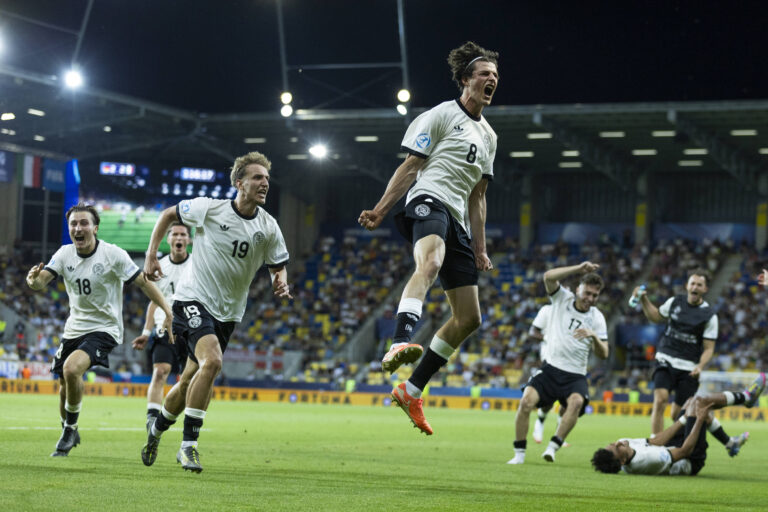 UEFA U21, U 21 Europameisterschaft, Viertelfinale: Deutschland - Italien 22.06.2025 Jubel nach dem Tor durch Merlin Rohl Deutschland, 8 bei der UEFA U21-Europameisterschaft im Viertelfinalspiel Deutschland - Italien, am 22.06.2025, DAC Arena, Dunajska Streda, Slowakei *** UEFA U21 European Championship, quarter-final Germany Italy 22 06 2025 Cheering after the goal by Merlin Rohl Germany, 8 at the UEFA U21 European Championship quarter-final match Germany Italy, on 22 06 2025, DAC Arena, Dunajska Streda, Slovakia Copyright: xBEAUTIFULxSPORTS/Meuselx
2025.06.22 Dunajska Streda
pilka nozna , Mistrzostwa Europy U-21
Niemcy U21 - Wlochy U21
Foto IMAGO/PressFocus

!!! POLAND ONLY !!!