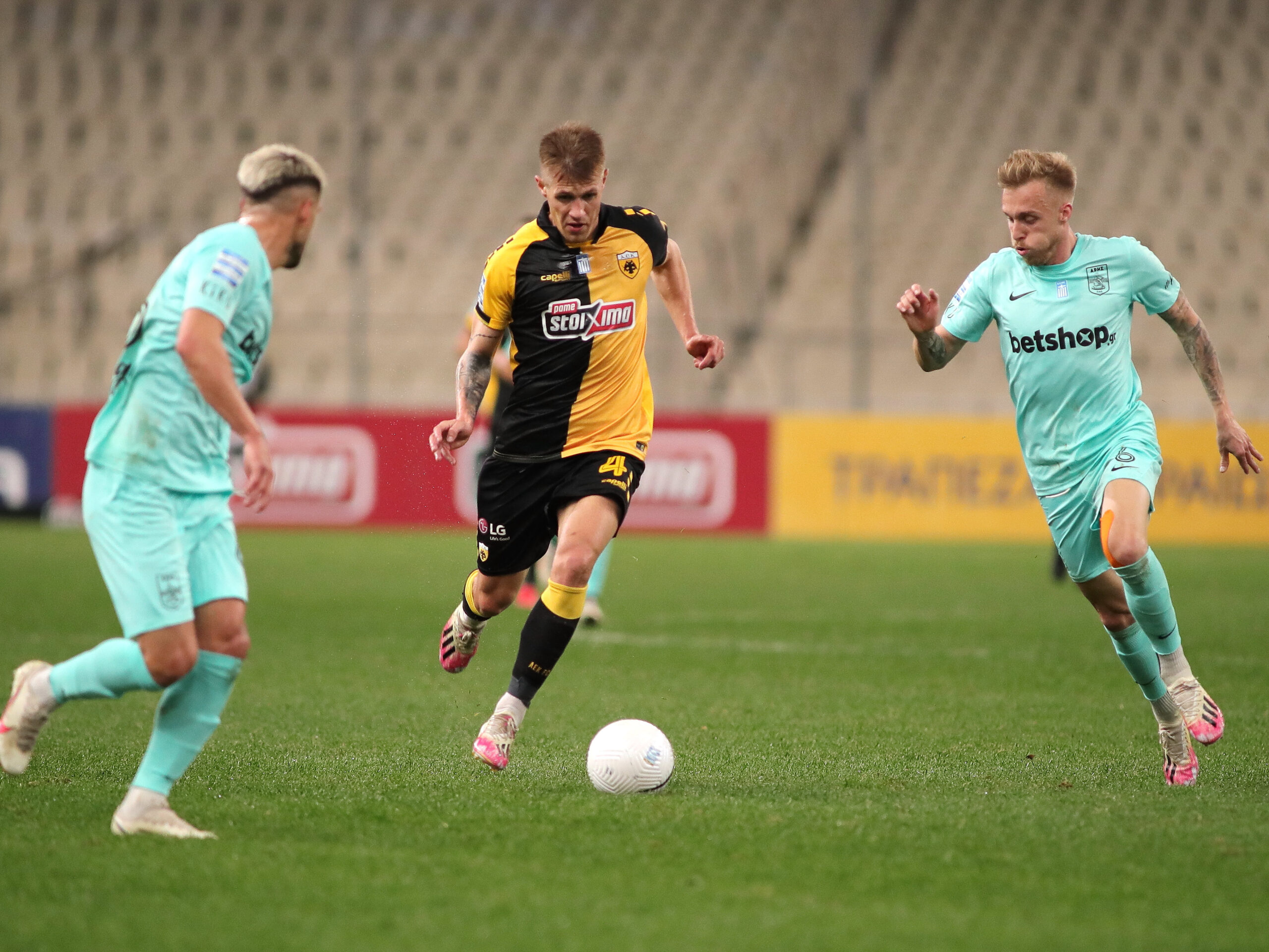 Damian Szymanski of AEK Athens and Emanuel Sakic (left) and James Jeggo (right) of Aris Thessaloniki F.C. during the Super League Greece match at Olympic Stadium, Athens
Picture by Yannis Halas/Focus Images Ltd +353 8725 82019
07/02/2021
2021.02.07 Ateny
Pilka nozna, Liga grecka
Super League Greece
AEK Ateny - Aris Saloniki F.C.
Foto Yannis Halas/Focus Images/MB Media/PressFocus

!!! POLAND ONLY !!!