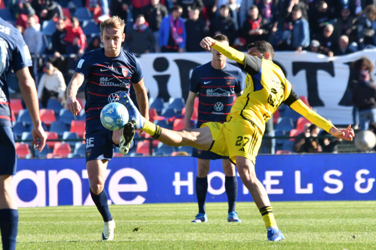 Mateusz Praszelik (Cosenza) and Mattia Valoti (Pisa) during Cosenza Calcio vs Pisa SC, Italian soccer Serie B match San Vito-Marulla Stadium in Cosenza, Italy, February 3 2024 (Photo by Andrea Rosito/IPA Sport / ipa-ag/IPA/Sipa USA)
2024.02.02 Cosenza
pilka nozna , 2. liga wloska 
Cosenza Calcio - AC Pisa
Foto Andrea Rosito/IPA Sport/ipa-agency.net/SIPA USA/PressFocus

!!! POLAND ONLY !!!