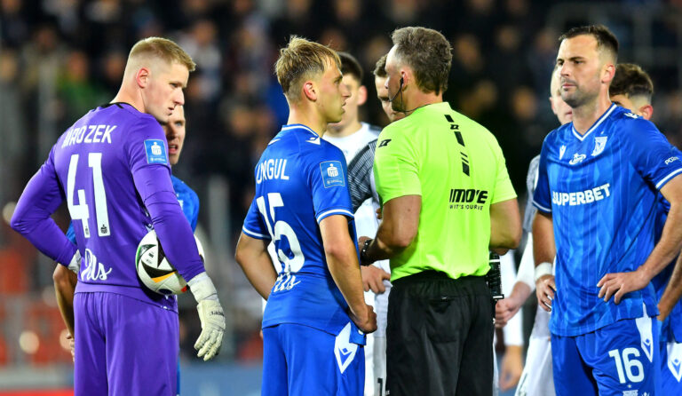 2024.11.02 Krakow
Pilka nozna , PKO BP Ekstraklasa sezon 2024/25
Puszcza Niepolomice - Lech Poznan
N/z Bartosz Mrozek, Michal Gurgul, Sedzia Pawel Raczkowski, Antonio Milic
Foto Krzysztof Porebski / PressFocus

2024.11.02 Krakow
Football Polish top league , 2024/2025 season
Puszcza Niepolomice - Lech Poznan
Bartosz Mrozek, Michal Gurgul, Sedzia Pawel Raczkowski, Antonio Milic
Credit: Krzysztof Porebski / PressFocus