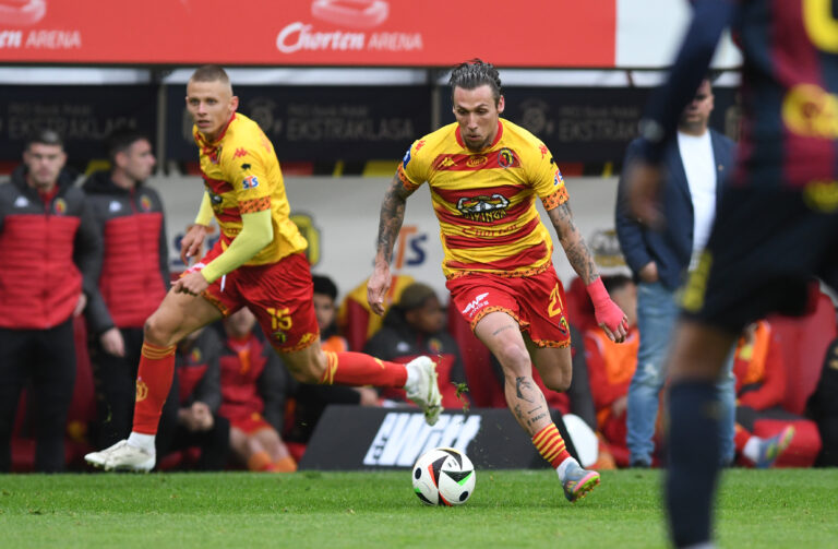 2025.05.24 Bialystok Pilka nozna PKO Ekstraklasa sezon 2024/2025 34. kolejka rozgrywek Jagiellonia Bialystok (zolto-czerwone) - Pogon Szczecin N/z (L-P) Norbert Wojtuszek Darko Churlinov Foto Michal Kosc / PressFocus 
2025.05.24 Bialystok Football Polish PKO Ekstraklasa season 2024/2025 Jagiellonia Bialystok - Pogon Szczecin Credit Michal Kosc / PressFocus