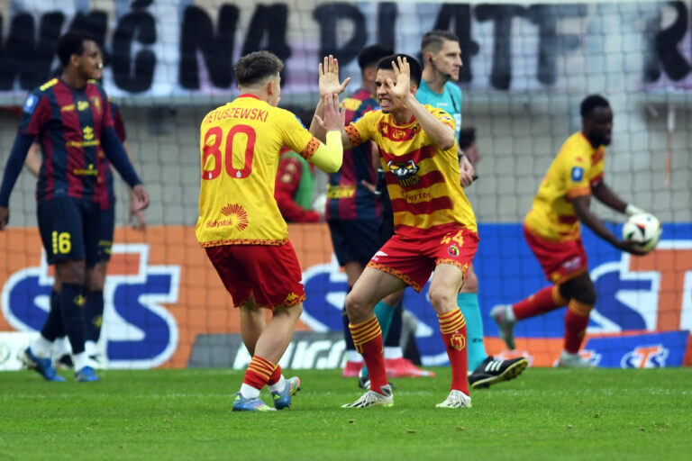 2025.05.24 Bialystok Pilka nozna PKO Ekstraklasa sezon 2024/2025 34. kolejka rozgrywek Jagiellonia Bialystok (zolto-czerwone) - Pogon Szczecin N/z zawodnicy Jagiellonii ciesza sie z bramki (L-P) Oskar Pietuszewski Joao Moutinho Foto Michal Kosc / PressFocus 
2025.05.24 Bialystok Football Polish PKO Ekstraklasa season 2024/2025 Jagiellonia Bialystok - Pogon Szczecin Credit Michal Kosc / PressFocus