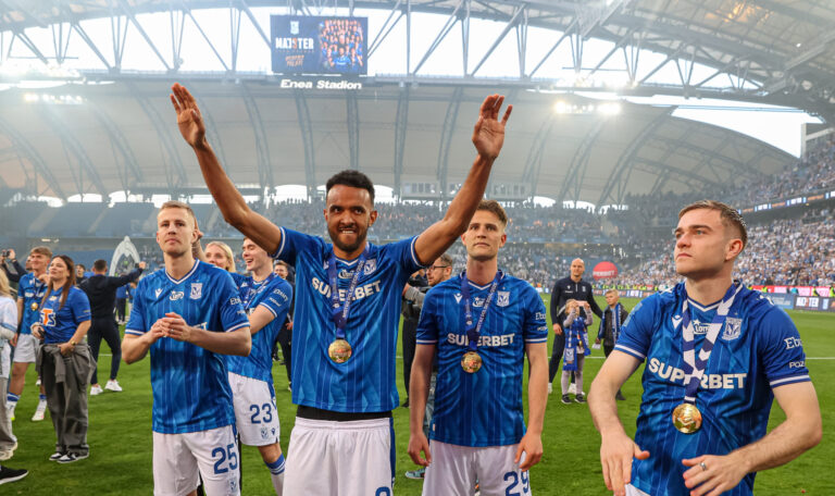 2025.05.24 Poznan
Pilka nozna Ekstraklasa sezon 2024/2025
Lech Poznan - Piast Gliwice
N/z Alex Douglas Rasmus Carstensen Daniel Hakans puchar podium dekoracja radosc
Foto Pawel Jaskolka / PressFocus

2025.05.24 Poznan
Football Polish Ekstraklasa season 2024/2025
Lech Poznan - Piast Gliwice
Credit: Pawel Jaskolka / PressFocus