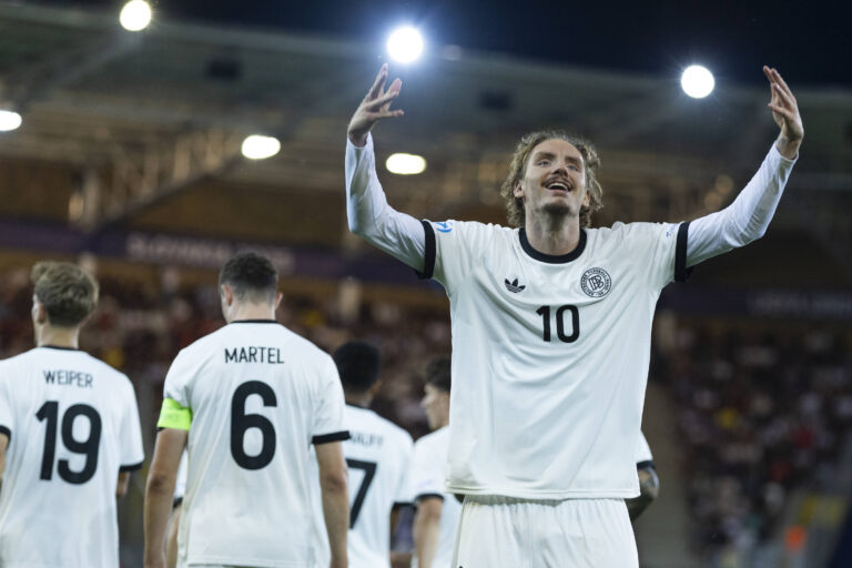UEFA U21, U 21 Europameisterschaft, Halbfinale: Deutschland - Frankreich 25.06.2025 Nick Woltemade Deutschland, 10 jubelt nach seinem Tor bei der UEFA U21-Europameisterschaft im Halbfinalspiel Deutschland - Frankreich, am 25.06.2025, Kosice Football Arena, Kosice, Slowakei *** UEFA U21 European Championship, semi-final Germany France 25 06 2025 Nick Woltemade Germany, 10 celebrates after scoring during the UEFA U21 European Championship semi-final match Germany France, on 25 06 2025, Kosice Football Arena, Kosice, Slovakia Copyright: xBEAUTIFULxSPORTS/Meuselx
2025.06.25 Koszyce
pilka nozna , Mistrzostwa Europy U-21
Niemcy U21 - Francja U21
Foto IMAGO/PressFocus

!!! POLAND ONLY !!!
