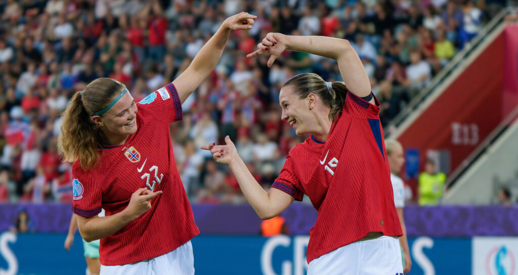 Signe Gaupset of Norway celebrates after scoring a goal with Elisabeth Terland of Norway  during  UEFA Women&#039;s EURO 2025 - Norway vs Iceland, UEFA European Football Championship in Thun, Switzerland, July 10 2025-/ ipa-agency.net - //IPAPRESSITALY_IPA_Agency_IPA60251412/Credit:/IPA/SIPA/2507110853

11.07.2025 Thun
pilka nozna mistrzostwa europy kobiet
Norwegia - islandia
Foto /IPA/SIPA / Sipa / PressFocus 
POLAND ONLY!!