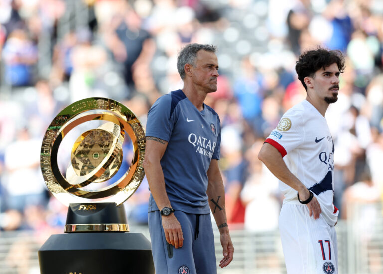 New Jersey, USA, 13th July 2025. Luis Enrique Head Coach of PSG walks past the trophy during the Chelsea vs Paris Saint Germain FIFA Club World Cup Final match at Metlife Stadium, New Jersey. Picture credit should read: David Klein / Sportimage EDITORIAL USE ONLY. No use with unauthorised audio, video, data, fixture lists, club/league logos or live services. Online in-match use limited to 120 images, no video emulation. No use in betting, games or single club/league/player publications. SPI_300_DK_Chelsea_PSG SPI-4015-0300
2025.07.13 East Rutherford
pilka nozna , klubowe mistrzostwa swiata w pilce noznej FIFA , PSG
Chelsea Londyn - Paris Saint-Germain
Foto IMAGO/PressFocus

!!! POLAND ONLY !!!