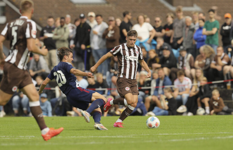 Foto : Mads LARSEN  Silkeborg  gratscht gegen Arkadiusz PYRKA Pauli , rechts Fussball 1. Bundesliga , Saisonvorbereitung am Di. 15.07.2025 FC St. Pauli - Silkeborg IF *** Photo Mads LARSEN Silkeborg straddles Arkadiusz PYRKA Pauli , right Football 1 Bundesliga , pre-season on Tue 15 07 2025 FC St Pauli Silkeborg IF
2025.07.15 Malente
pilka nozna sparing mecz towarzyski
FC St. Pauli - Silkeborg IF
Foto IMAGO/PressFocus

!!! POLAND ONLY !!!