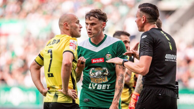 2025.07.18 Wroclaw
Pilka nozna, Betclic I liga, sezon 2025/26
Slask Wroclaw - Wieczysta Krakow
N/z Michal Pazdan Serafin Szota
Foto Mateusz Porzucek PressFocus

2025.07.18 Wroclaw
Football, Polish league, second level, 2025/2026
Slask Wroclaw - Wieczysta Krakow
Michal Pazdan Serafin Szota
Credit: Mateusz Porzucek PressFocus