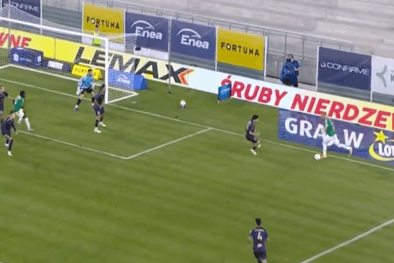 Kosmiczny gol gracza Radomiaka! Wkręcił piłkę z takiego kąta [WIDEO]